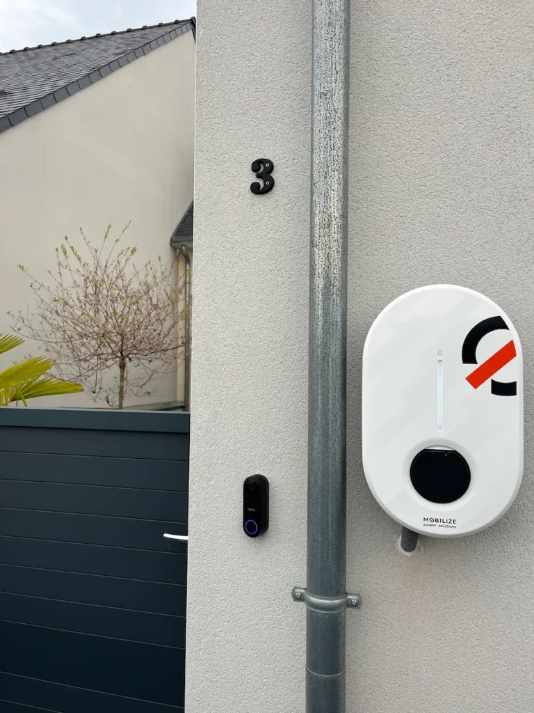 Installation d’une borne de recharge Mobilize pour véhicule électrique sur un mur extérieur par ALITECH, électricien IRVE à Angers.