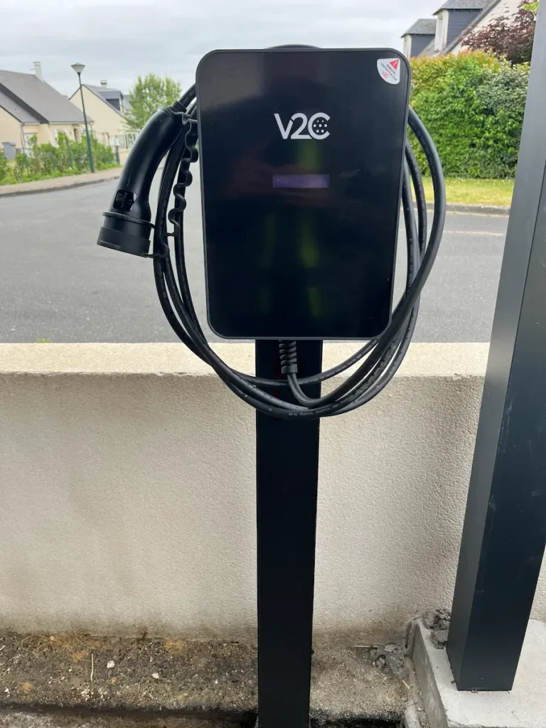 Installation d’une borne de recharge V2C sur pied avec câble intégré pour véhicule électrique par ALITECH, installateur IRVE à Angers.