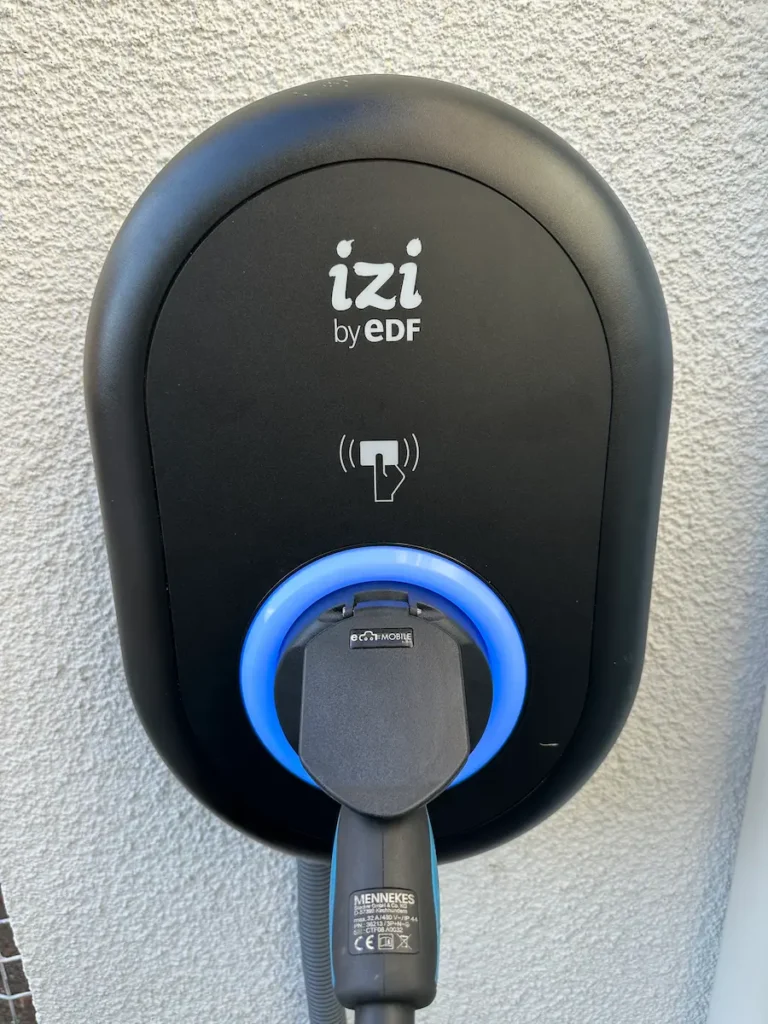 Borne de recharge Vestel IZI by EDF installée sur un mur extérieur par ALITECH, électricien qualifié IRVE à Angers.