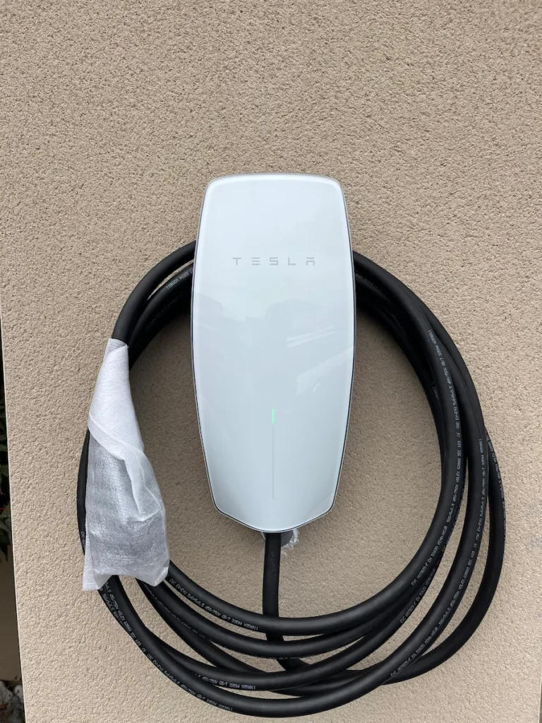 Installation d’une borne de recharge Tesla Wall Connector à domicile par ALITECH, électricien IRVE à Angers.