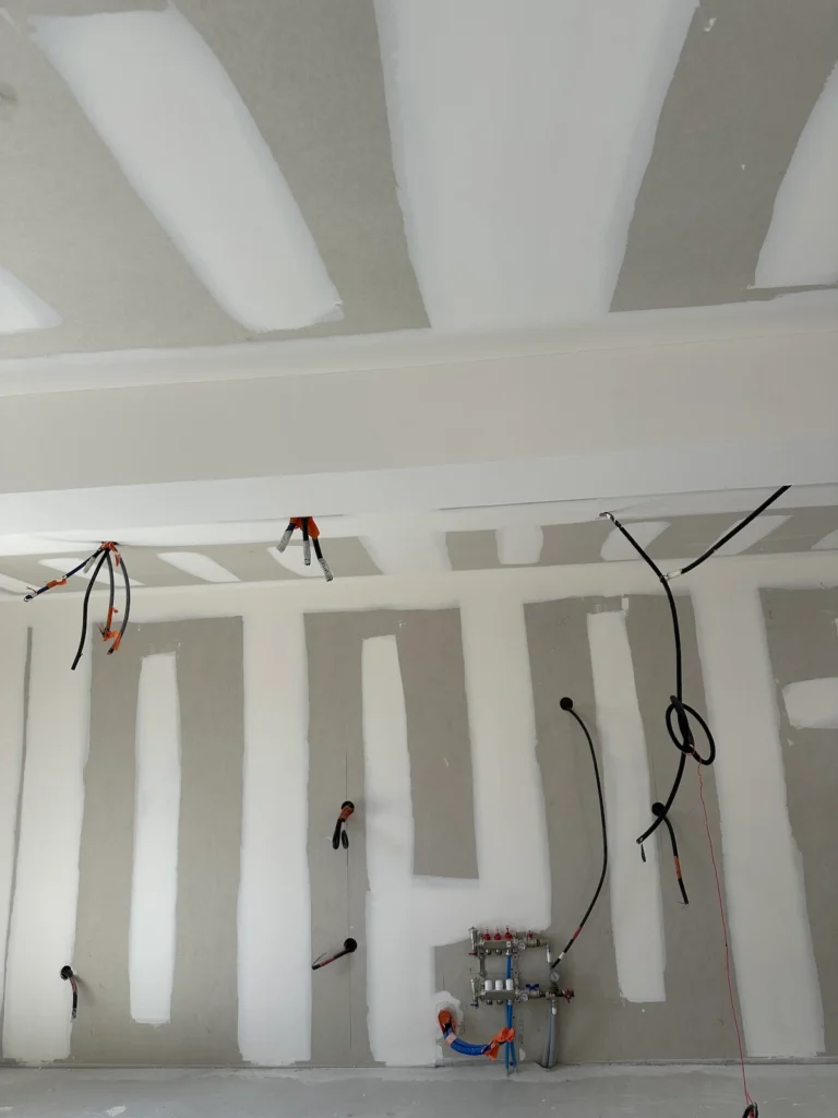 Gaines électriques encastrées dans les cloisons en plaques de plâtre lors d'une rénovation