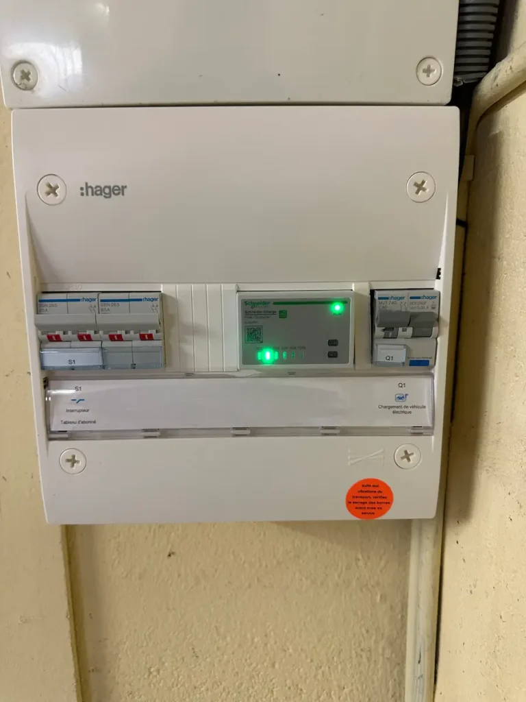 Installation d’un tableau électrique dédié à une borne de recharge IRVE avec protections Hager et module Schneider Electric par ALITECH à Angers.