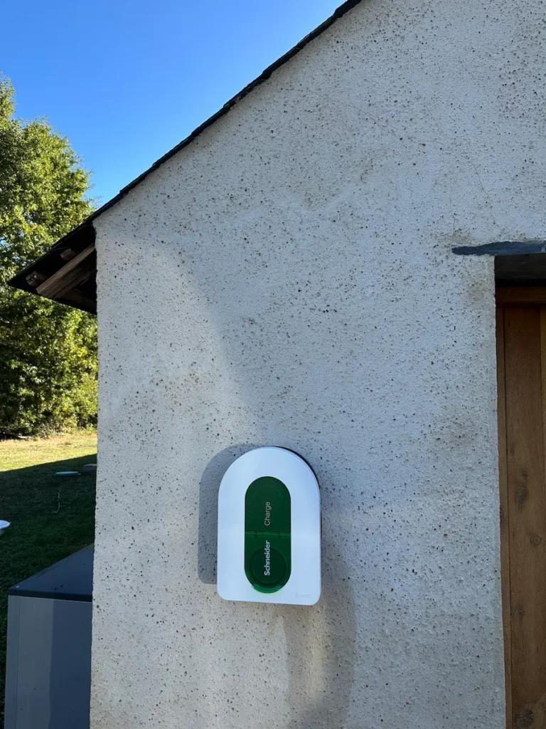Installation d'une borne de recharge Schneider Electric en extérieur par ALITECH