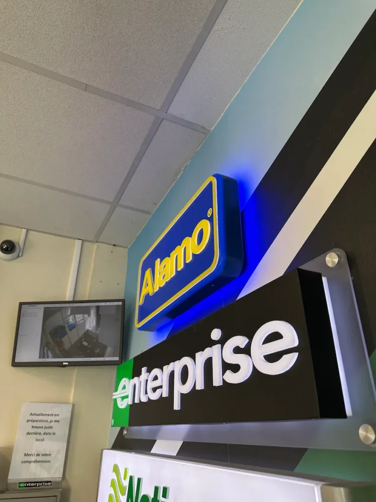 Enseigne lumineuse Alamo avec rétroéclairage LED bleu installée dans un commerce
