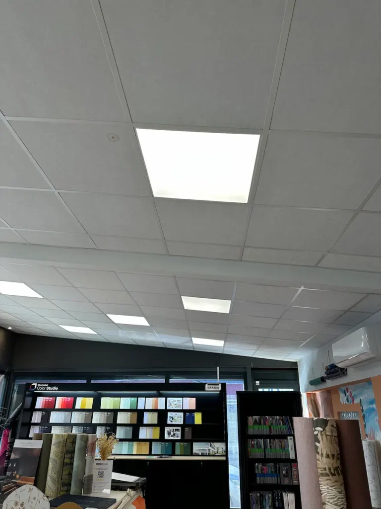 Rénovation de l'éclairage d'un magasin avec installation de dalles LED au plafond